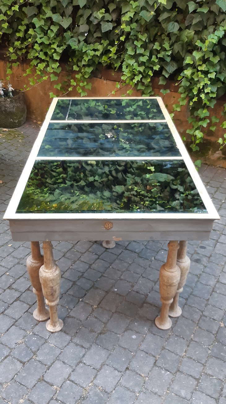 Tavolo di designe con rocchetti