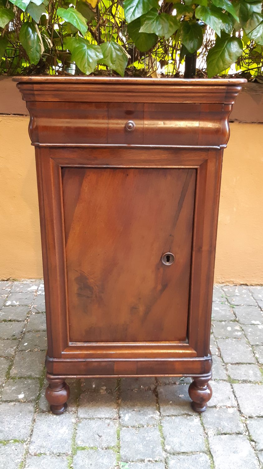 Coppia comodini antichi con la gola - immagine 4