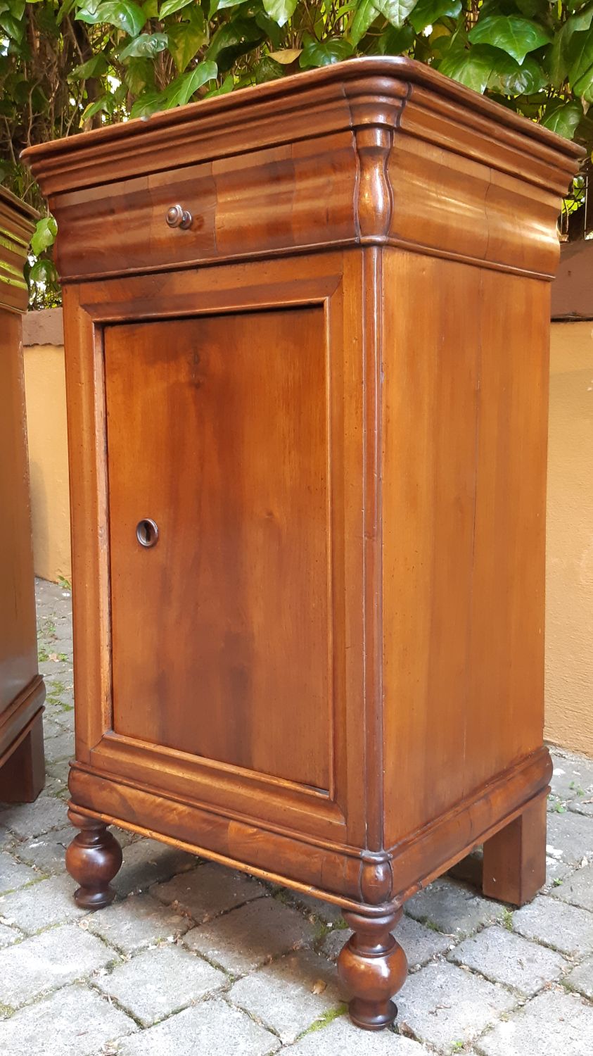 Coppia comodini antichi con la gola - immagine 9