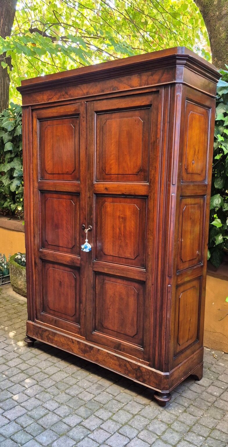 Armadio antico pannellato in noce - immagine 10
