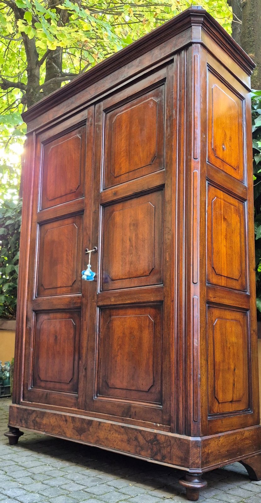 Armadio antico pannellato in noce - immagine 2