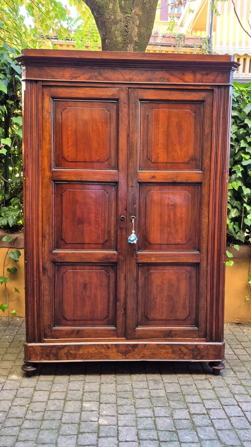 Armadio antico pannellato in noce