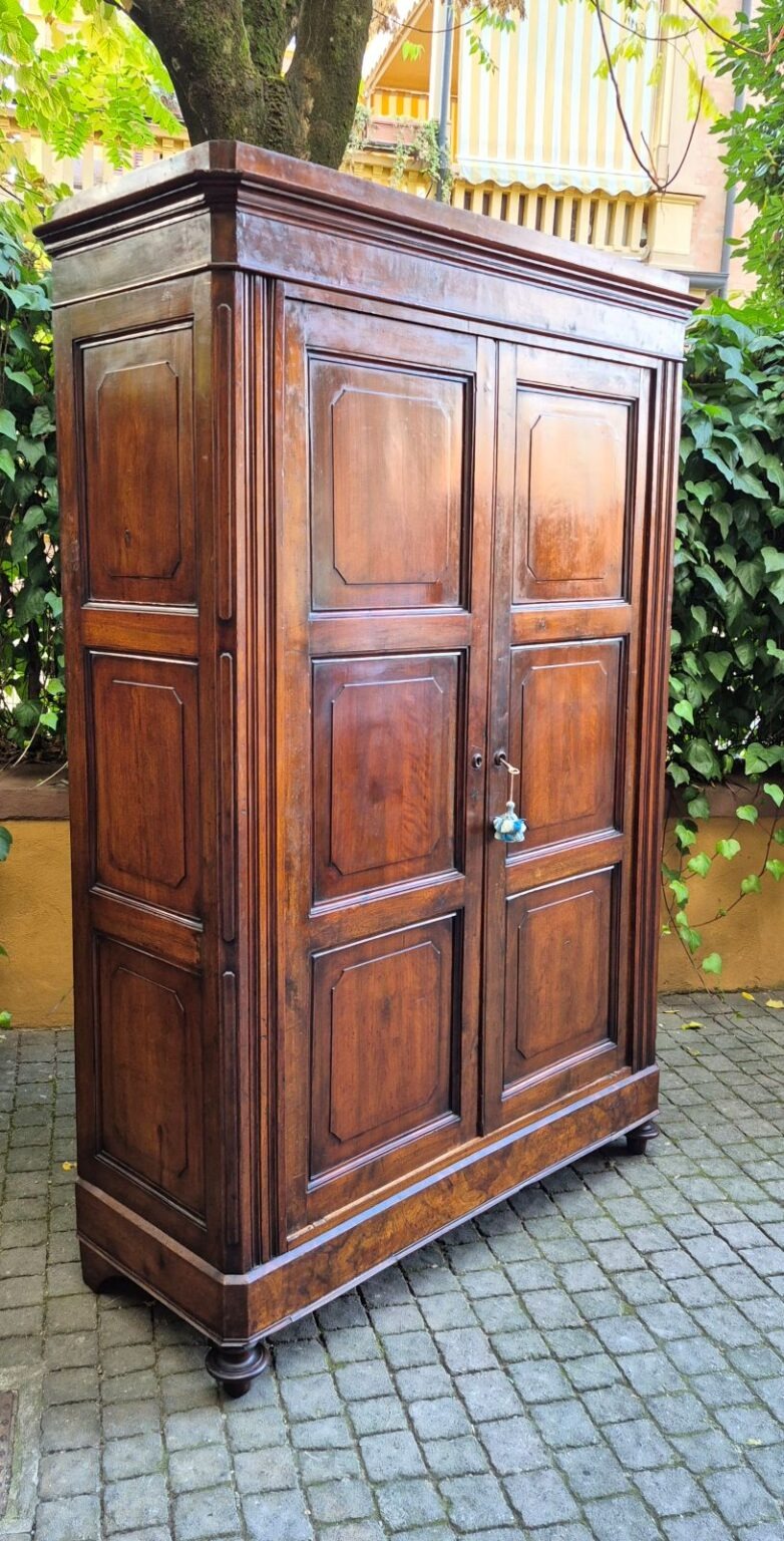 Armadio antico pannellato in noce - immagine 8