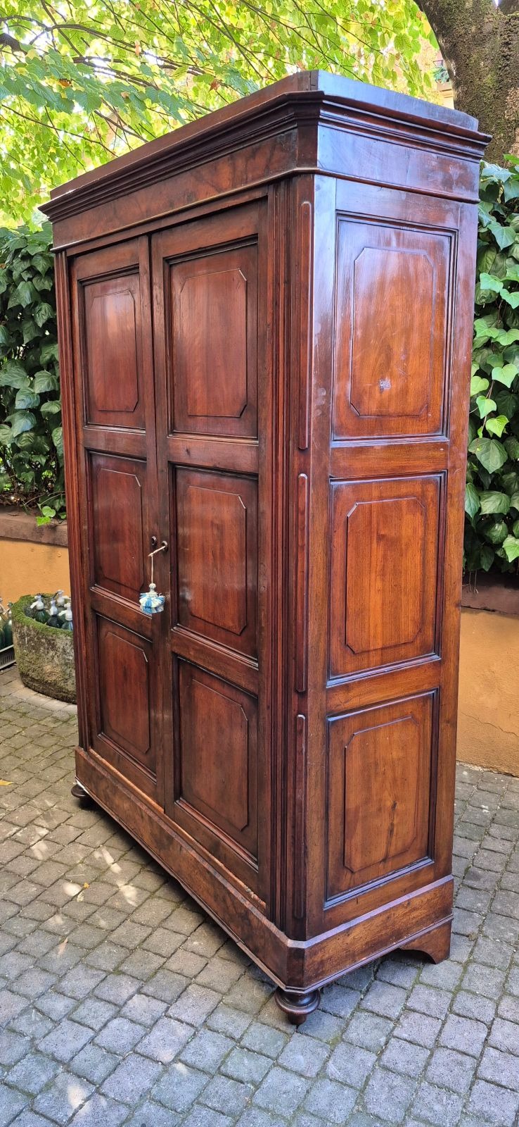 Armadio antico pannellato in noce - immagine 12