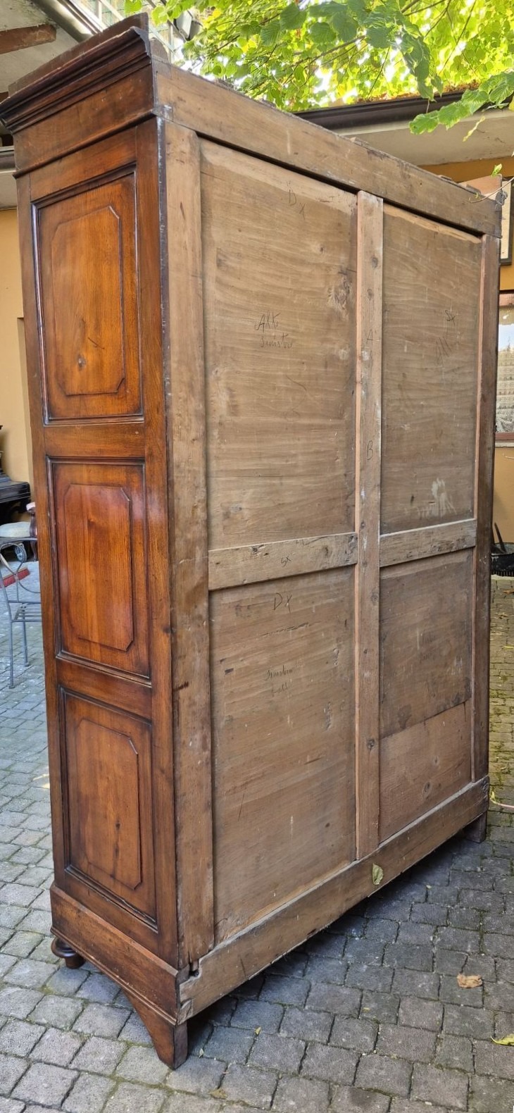 Armadio antico pannellato in noce - immagine 11