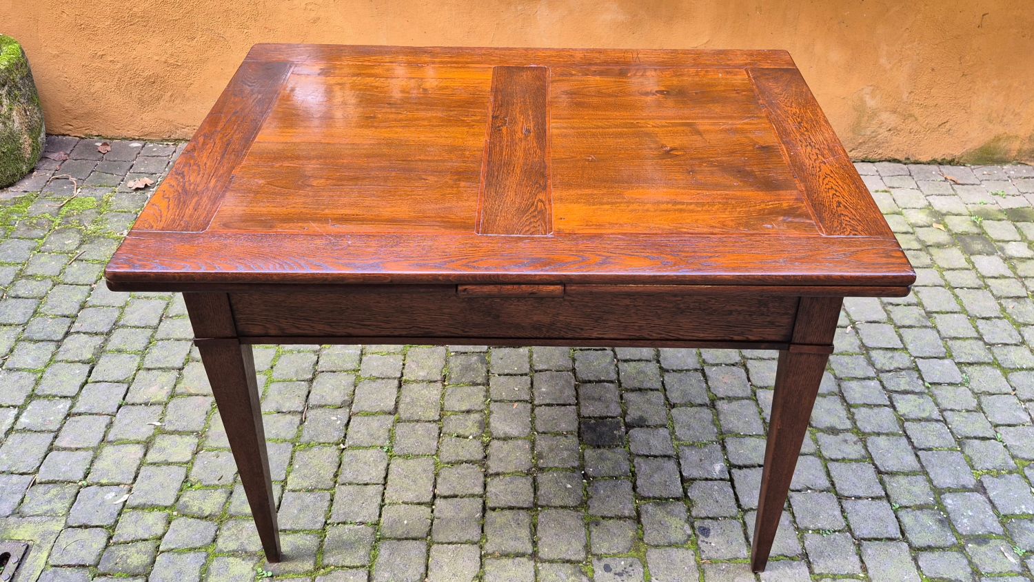 Tavolo antico allungabile con gambe a spillo